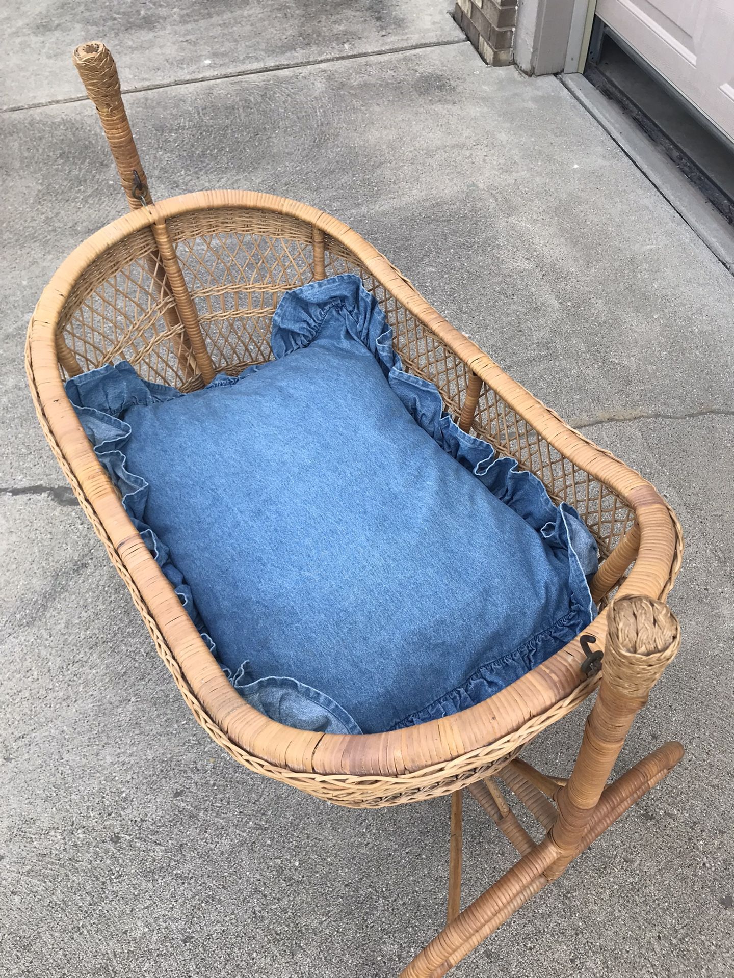Wicker Rattan Full Size Cradle Or Garden Accessory w/Stand