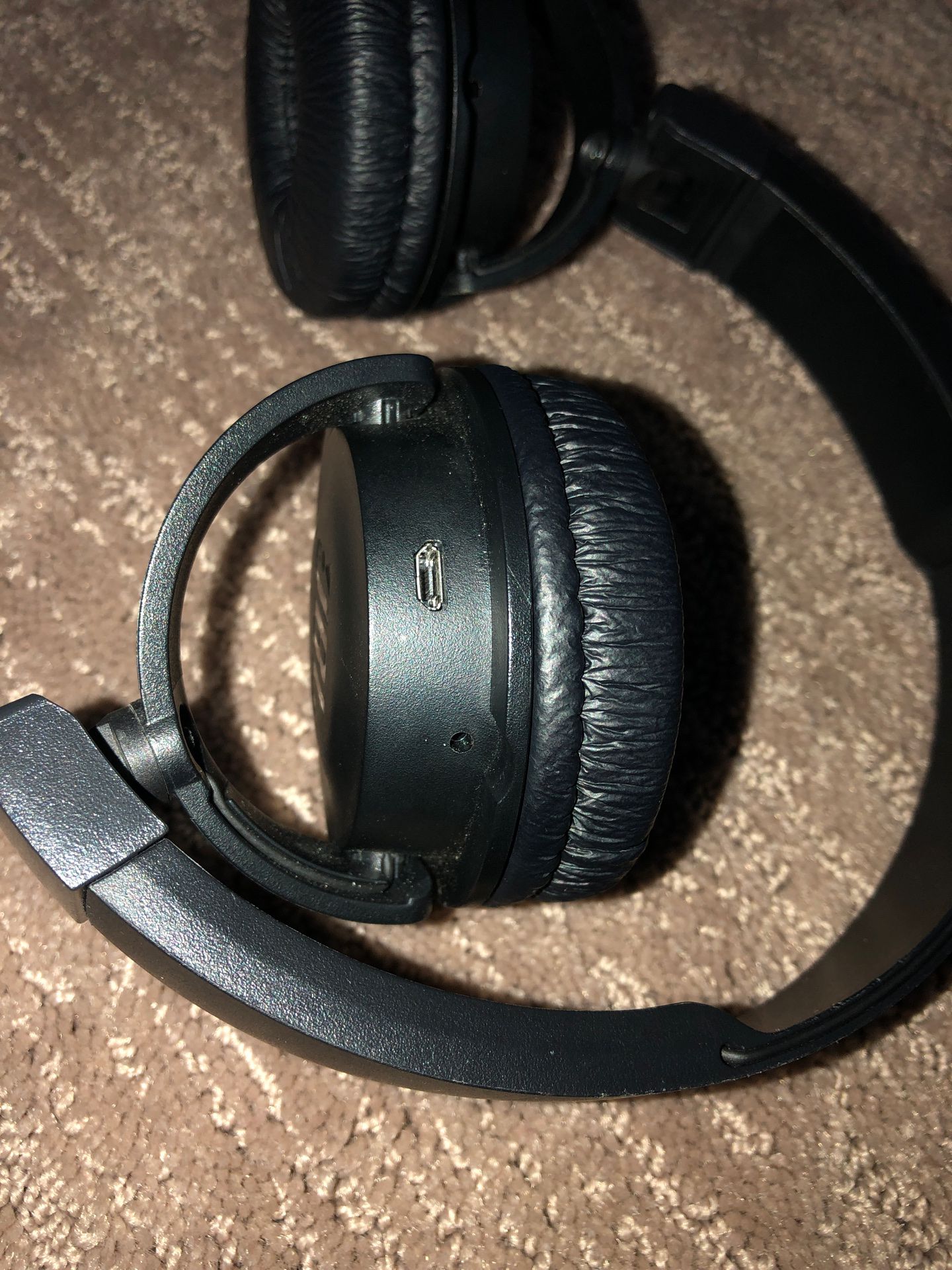 JBL On-Ear Wireless headphones (READ)