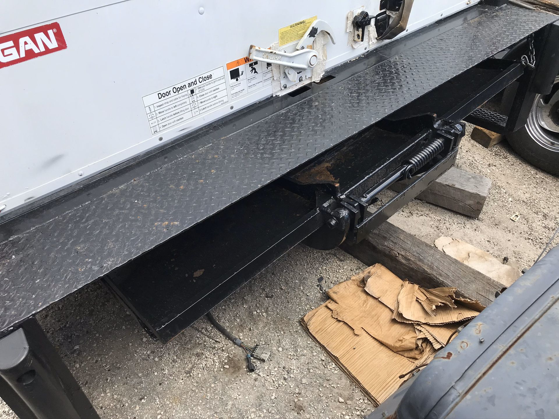 Tuck under Liftgate Isuzu npr Liftgate steel in working order first $1000 steals it