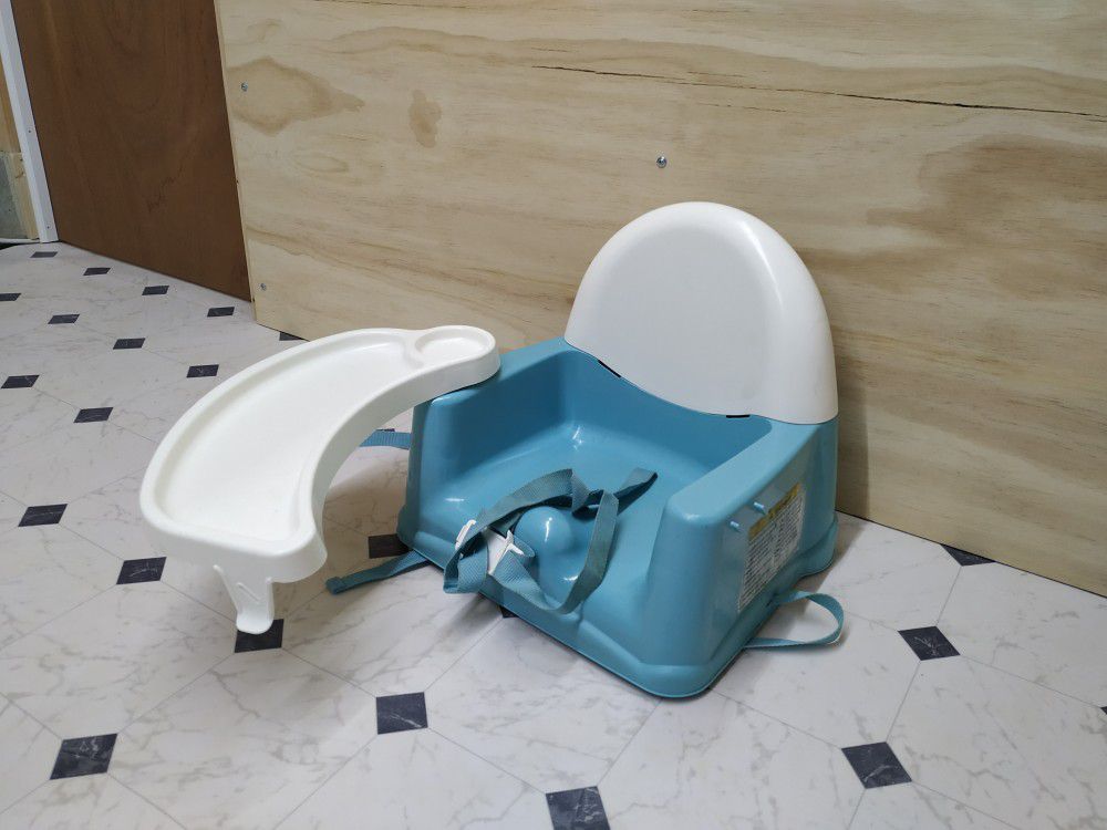 Safety First Easy Care Swing Tray Feeding Booster, Kid's Chair $10