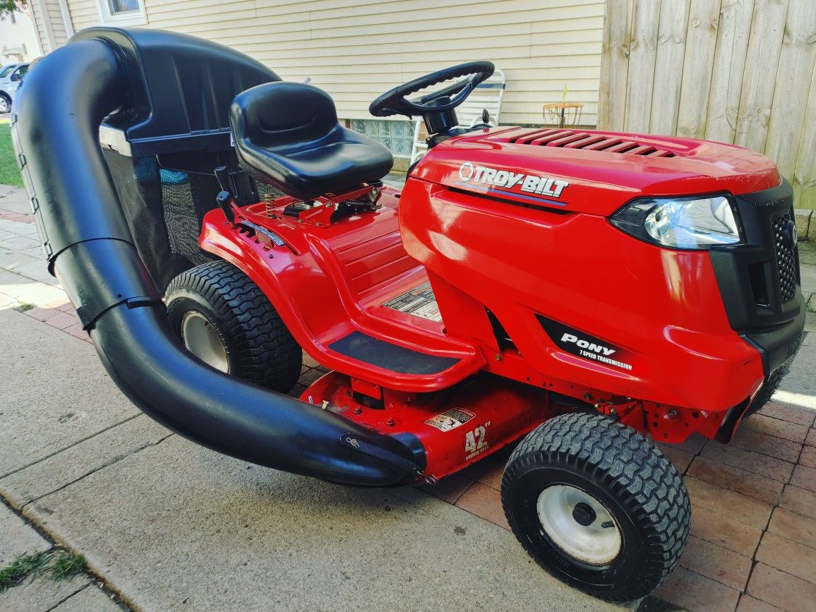 RIDING LAWNMOWER TROY-BILT YEAR 2012