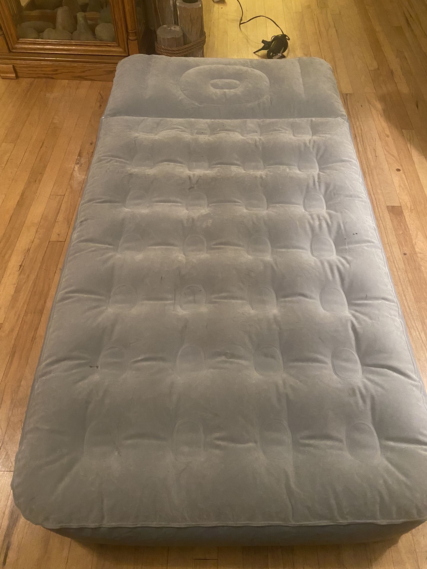 Air mattress and pump 3’ x 6’