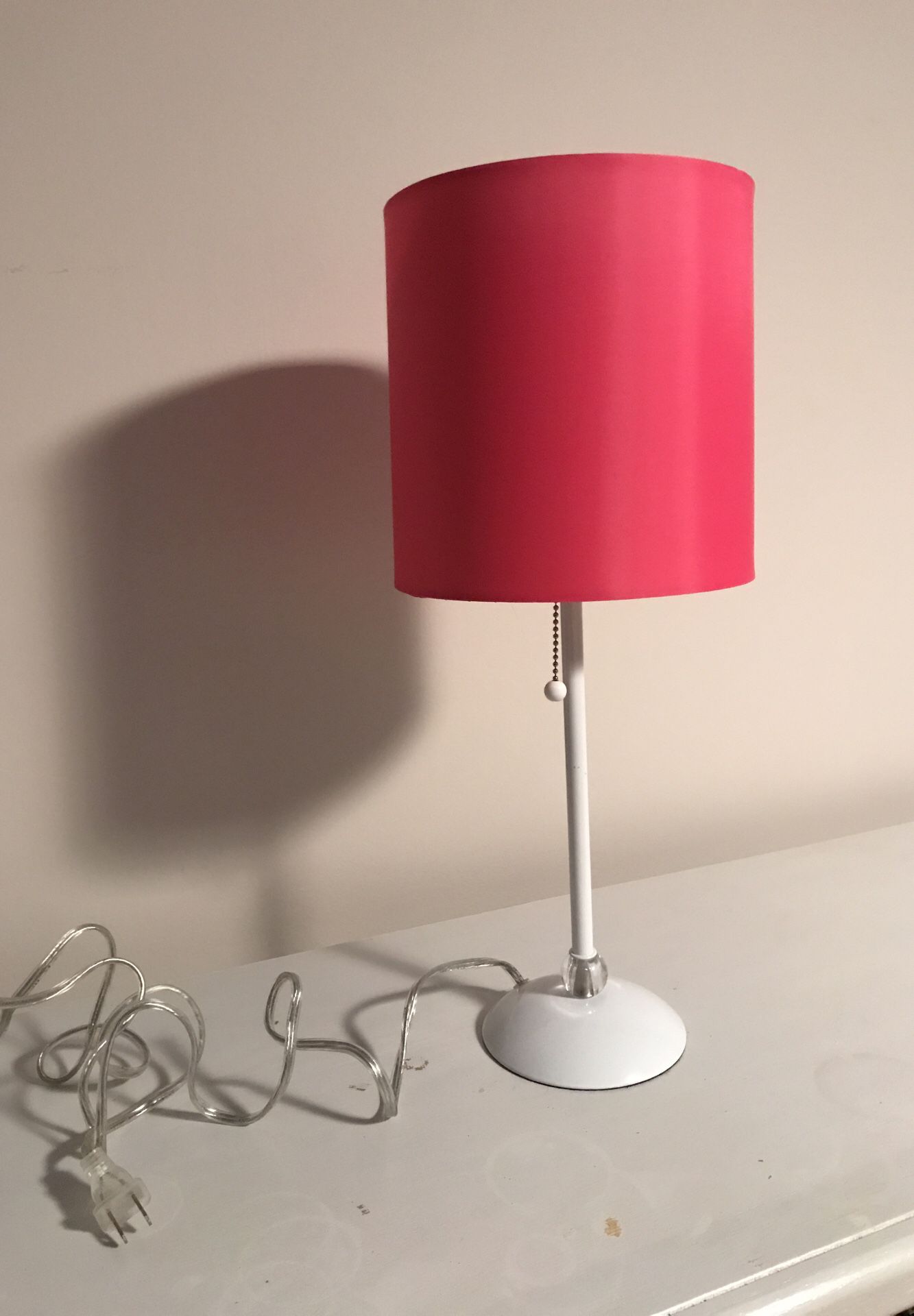 Lamp w/bright pink shade and pull on/off chain