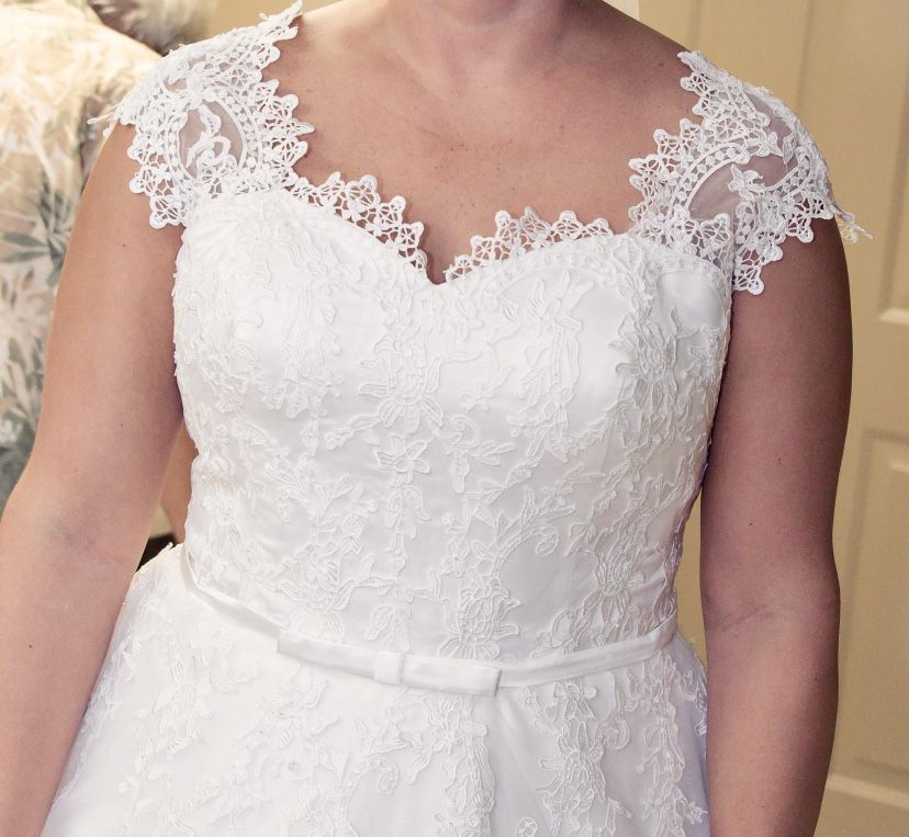 Ivory Lace Wedding Dress. Size 14