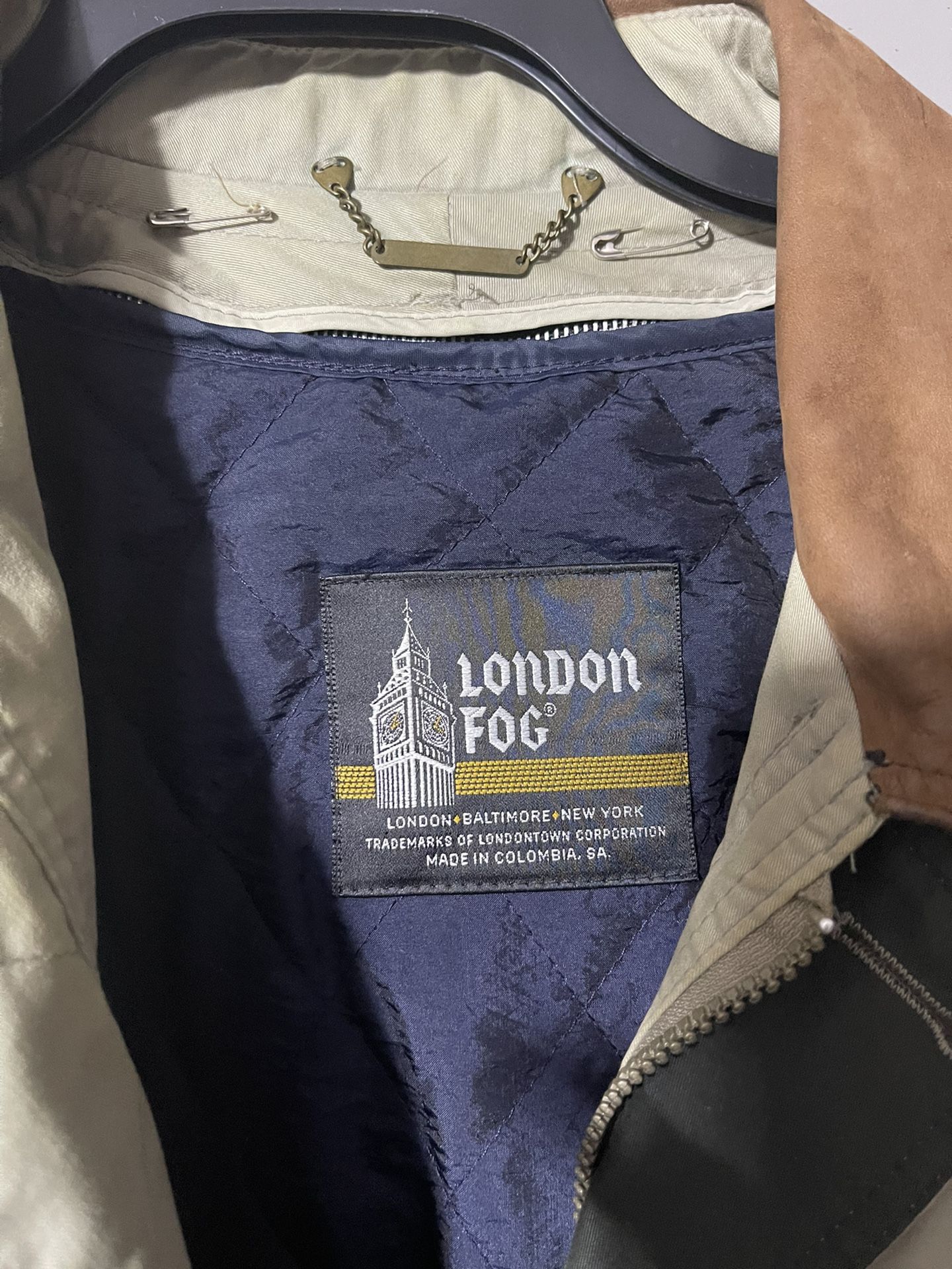 Used London Fog man coat thinsulate 3M with zip out lining, 4 pockets on the front, Leather collar, dry clean only, zip and button closure size M Reg