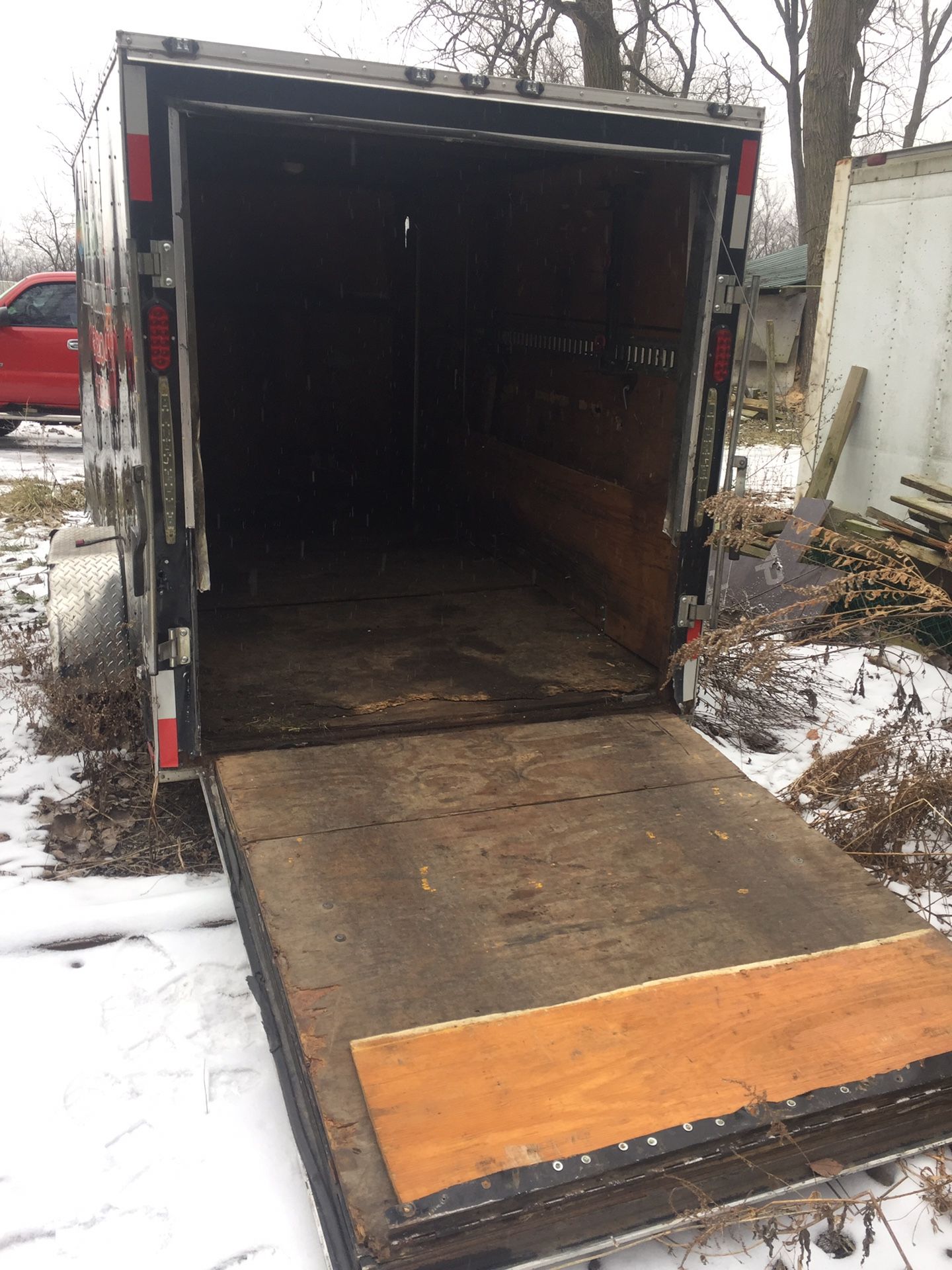 2015 enclosed trailer 8x10