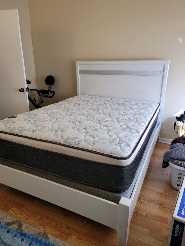 NEW QUEEN PILLOW TOP MATTRESS. Bed frame not included👍