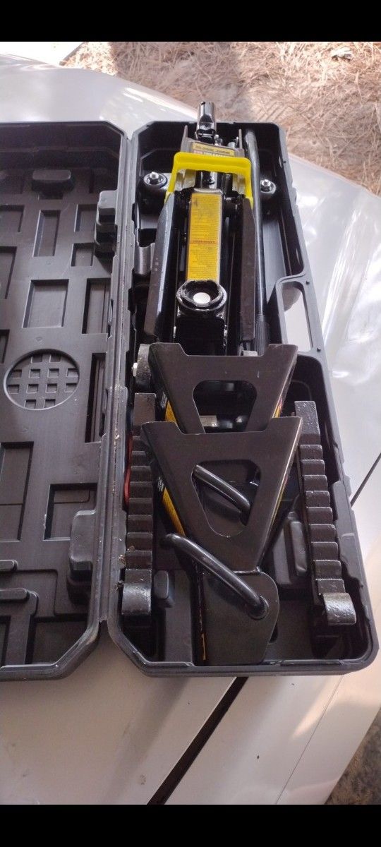 CAR JACK & 2 JACK STANDS IN CASE
