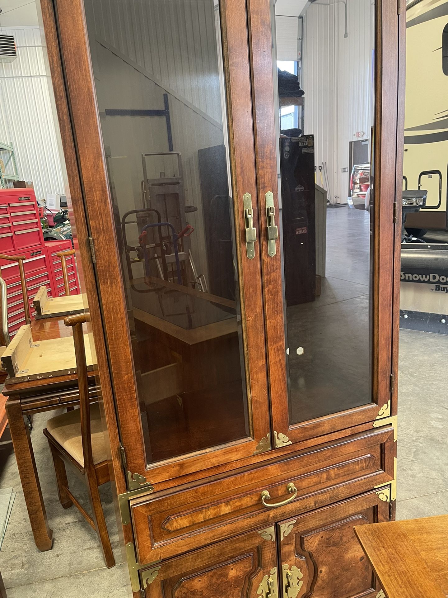 Table 6 Chairs With Two Extensions, Amorie Two Glass Shelves And A Bar Cabinet