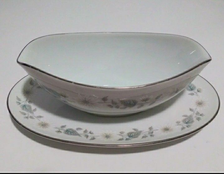 Gravy Boat with Attached UnderplateWellesleyby NORITAKE