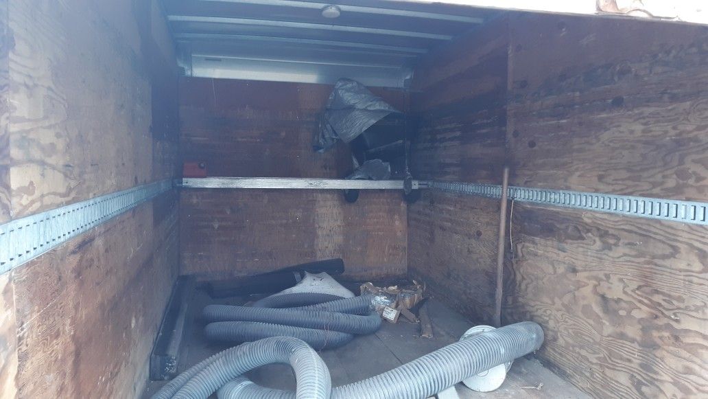 Trailor enclosed No Wheels