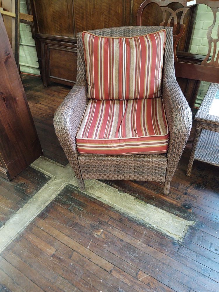 Beautiful vinyl wicker 6 pc patio set