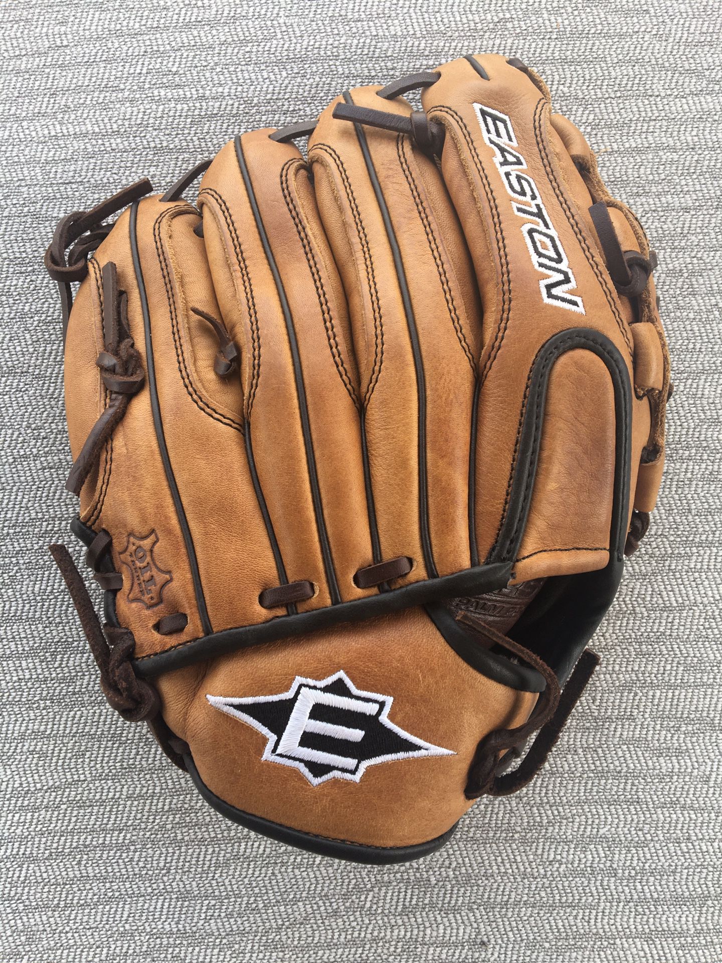 Easton 12” Baseball Glove In Like New Condition