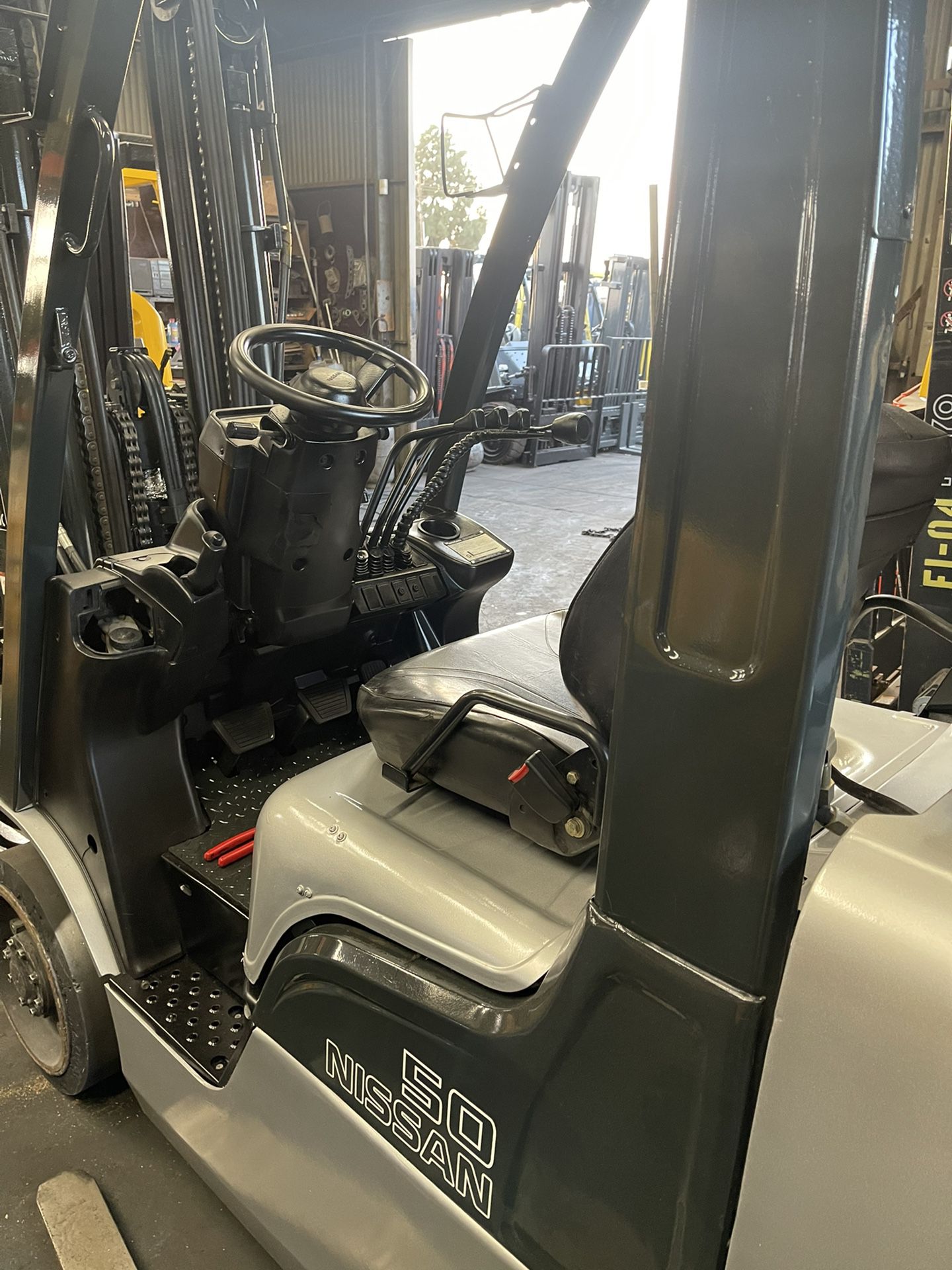 Nissan Forklift 5500 Lbs Triple Stage 