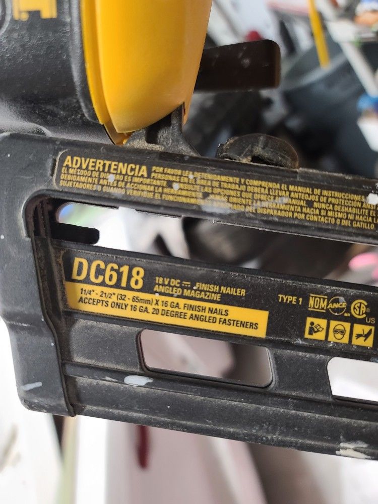 dewalt dc618 nail gun with three 18v Batteries & charger