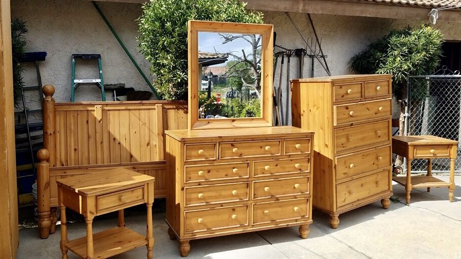 Knotty Pine Bedroom Set, Queen size. Fair Condition. for Sale in Montclair, CA OfferUp