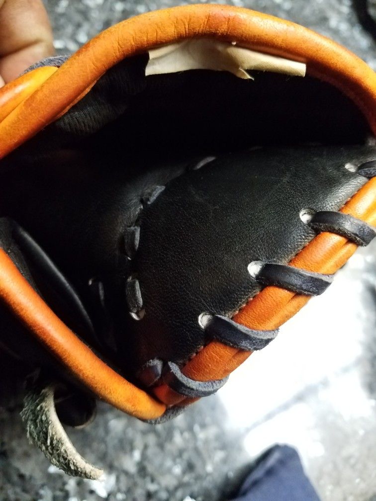 WILSON A2000 MC24 LHT 12 " 1B GLOVE