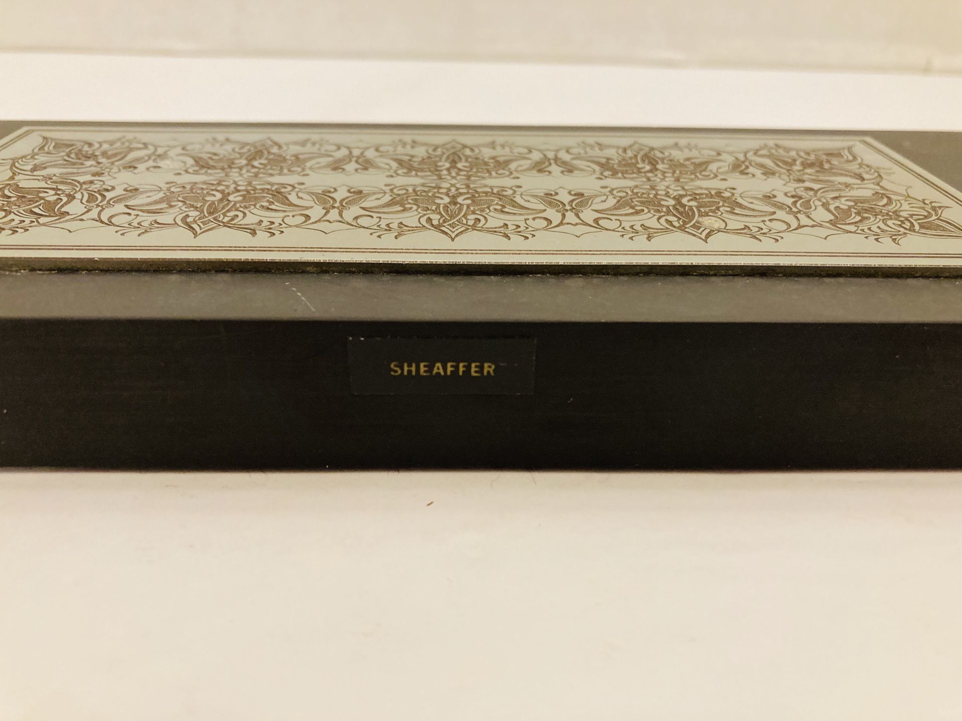 Vintage Rare Sheaffer Black Fountain Etched Scroll Design Marble Dual Pen Holder Set W/ 2 White Dot Pens