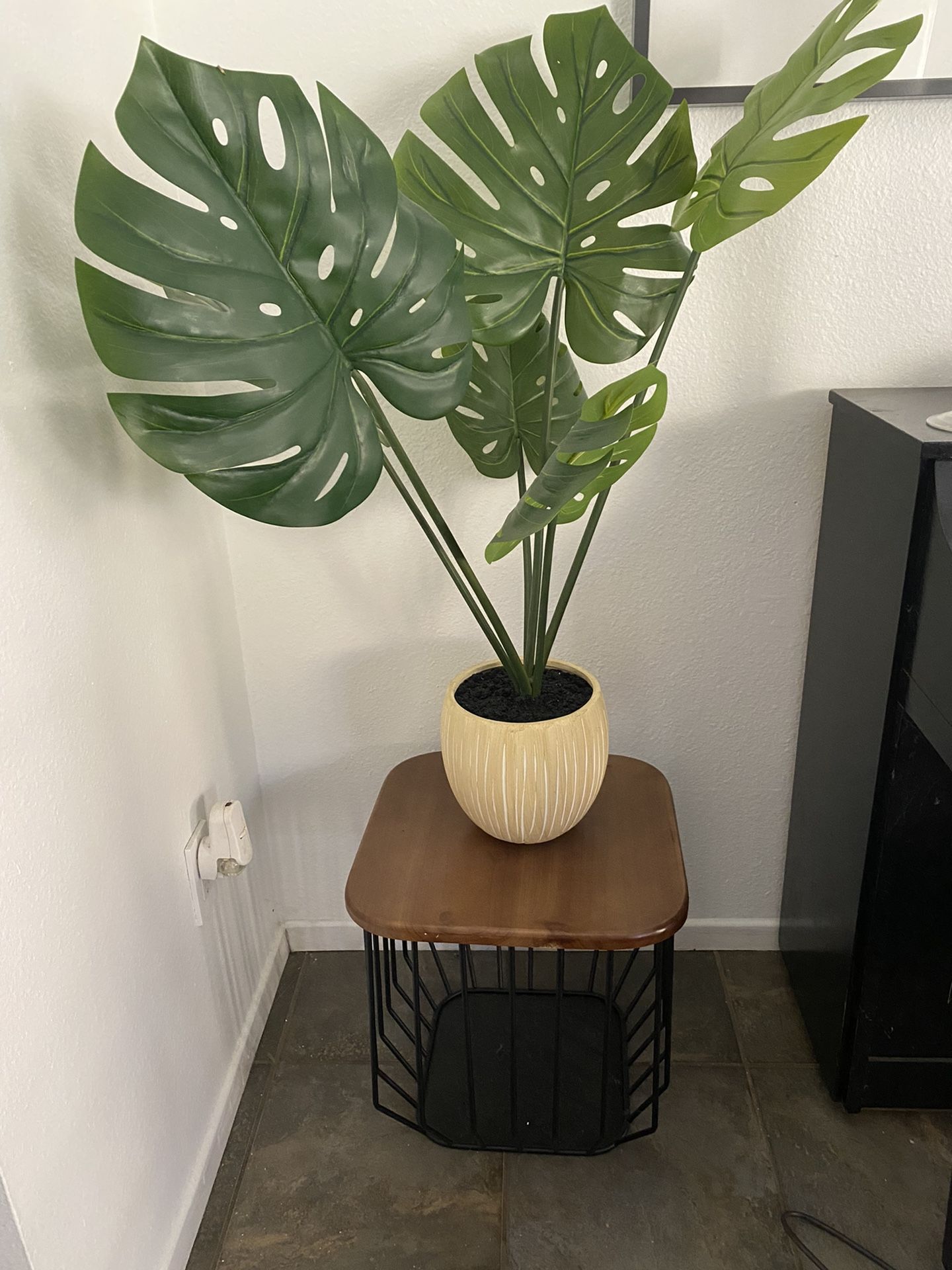 A SET OF SIDE TABLES AND ARTIFICIAL PALM TREE