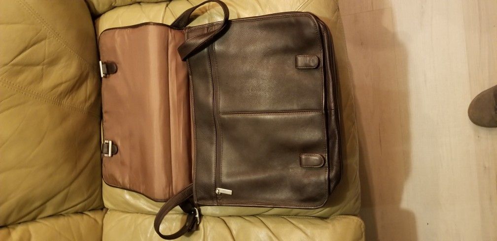 Wilson's Leather Light Weight Expandable Messenger Or Laptop Bag. Dark Brown