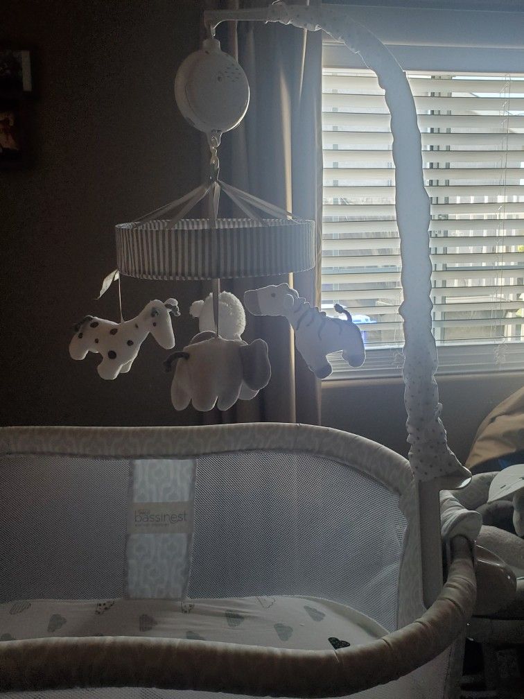 Halo Bassinet, Including Two By Two Crib Mobile & 5 Fitted Sheets